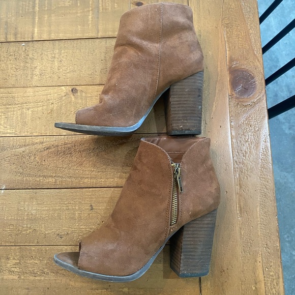 Carlos Santana Suede Booties. - Picture 6 of 8